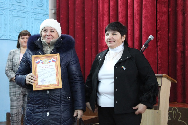 В конце собрания Наиля Илалова вручила Благодарственные письма и подарки отмечающим свои юбилеи и вносящим немалый вклад в развитие села педагогам Фание Ахметзяновой и Миляуше Мифтахутдиновой, индивидуальному предпринимателю Амине Абдуллиной и пенсионеру Сазиде Загрутдиновой.